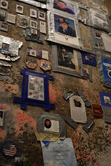 Erinnerung an die zu Tode gekommenen Feuerwehrmänner.