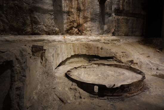 Einer der tiefsten Original-Punkte: der Einfüll-Stutzen für Diesel. Die Tanks waren im Fundament und haben die Notstromaggregate betrieben.