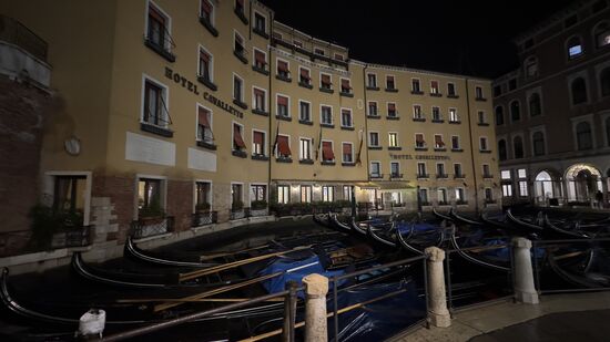 Unser Hotel - direkt an einem Kanal.