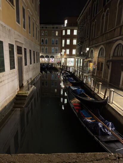 Nach dem einchecken machen wir uns noch auf zu einem kleinen Spaziergang.
Thomas trifft auf Thomas am Anleger San Marco. Die Beiden sammeln uns dann auf und wir gehen gemeinsam zum Hotel.