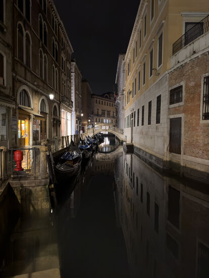 Ich bin total begeistert von den vielen kleinen Gassen, historischen Bauten und den unzähligen kleinen Brücken