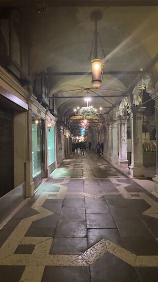 Eine Passage mit vielen unterschiedlichen Deckenleuchtern