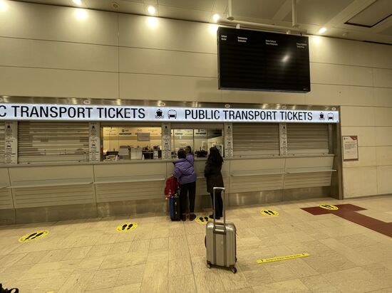 Da wir nur Handgepäck haben, sind wir fix durch und holen uns hier ein Ticket für das Wassertaxi-Kostenpunkt: 15 Euro für die einfache Fahrt. Alternativ könnte man auch den Bus nehmen, kostet dasselbe, aber Wassertaxi ist doch mal was anderes.