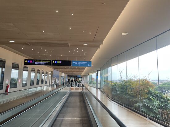 Zu Fuß und auf Bändern sind wir in ca 15 Minuten am Anleger.