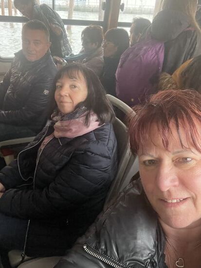 Das Wassertaxi ist gut voll und die Fahrt soll laut thomas 1,5 Stunden dauern. Unser Ziel heißt "San Marco" und ist am Marktplatz.