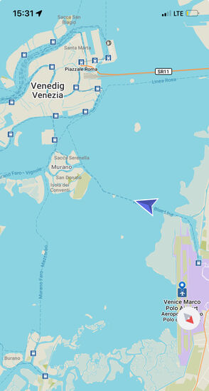Die Route vom Airport zur Insel, leider bekomme ich unterwegs ein massives Magen-Darm-Problem und brauche dringend eine Toilette, die es aber an Bord nicht gibt. So steigen Michaela und ich am Stop „Ospedale“ aus und ich stürme in das erste Restaurant, was ich sehe.
Von hier sind es gerade mal 1,3km bis zum Marktplatz--komisch-und mit dem Wassertaxi fährt man noch 40 Minuten??!!