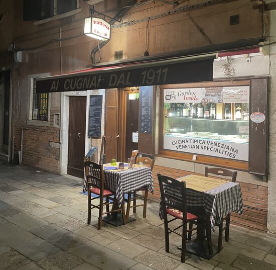 Bis zu diesem netten Restaurant müssen wir etwa 20 Minuten laufen, das Essen hier ist typisch italienisch und ein super Preis-Leitungsverhältnis.