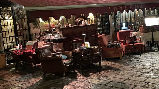 Wie ein Außen-Wohnzimmer--hier sind abends noch gute 8-10 Grad und tagsüber sogar 15 Grad!