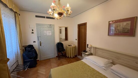 Unser Zimmer im 4. Stock, ist etwas alt, aber sauber.