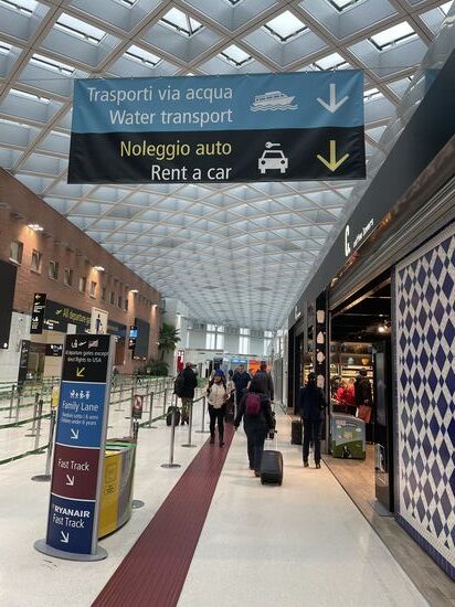 Die Wegführung zur Anlegestelle ist jedenfalls sehr gut ausgeschildert.