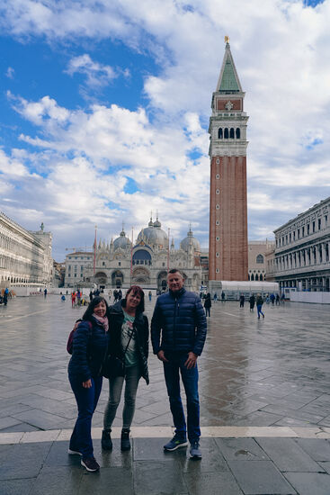 Nach dem Frühstück besuchen wir den Markusplatz und bestaunen den Markusdom. Es hat ein wenig geregnet, aber die Flut ist ausgeblieben.
Alles ist hier - bis auf wenige Pfützen- relativ trocken--schade für Michaela, die sich extra schicke Gummistiefel gekauft hat...