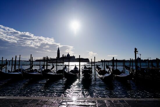 Hier liegen die vielen Gondeln und warten auf Gäste. Im Hintergrund die "Abbazia di San Giorgio Maggiore", die wir später besuchen werden.