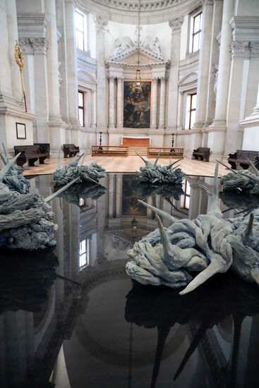 Mit der Fähre fahren wir rüber zur San Giorgio Maggiore Insel und besuchen hier die Kirche mit dem hohen Turm. Im Mittelschiff hat eine Dauerausstellung stattgefunden und es ist hier noch eine Präsentation des Künstlers Vockenhuber. Dies hier sollen Wurzeln sein und sie stehen auf einem Wasserbassin