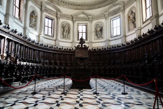 Wir schauen uns den Altarraum an. Alles wirkt sehr prächtig. Hier zu sehen das Chorgestühl.