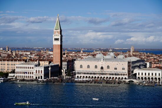 Und hier der Markusturm und daneben der Palazzo Ducale - der Dogenpalast.