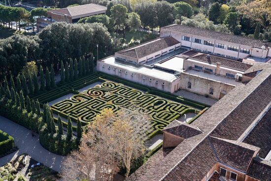 Der Labyrinth-Garten des Klosters und Teile des Klosters.