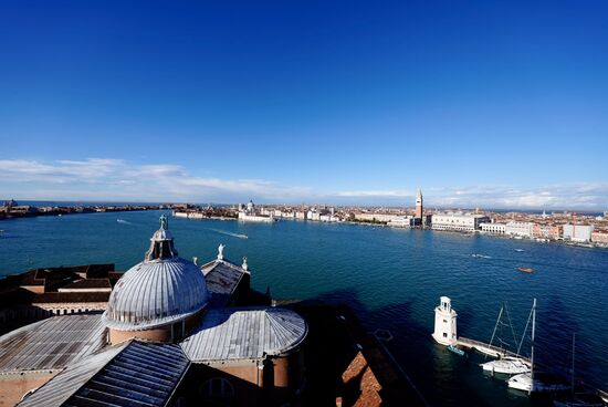 Im Vordergrund das Kloster - im Hintergrund Venedig.