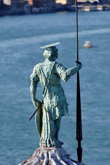 Er wacht über das Kloster der Insel.