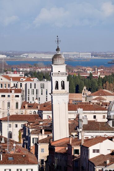 Einer der vielen Türme Venedigs - einige davon haben etwas Schlagseite. Das hat unter anderem damit zu tun, das der Untergrund so weich ist.