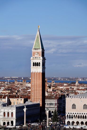 Der Markusdom mit Teilen des Marktplatzes. Es ist Wochenende und viele Menschen (auch sehr viele Tagesausflügler) sind in der Stadt.