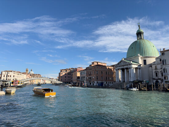 Wir fahren mit der Fähre in den Canale Grande in Richtung Bahnhof. Von dort wollen wir zu Fuß die 2,5km zum Ghetto Ebraico - Comunitá Ebraica di Venezia. Das historische jüdische Wohngebiet mit 2 Synagogen.