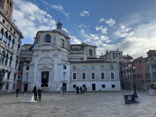 Es wird ruhiger in den Gassen und - obwohl die Gebäude weniger gepflegt wirken - wird es interessanter und schöner.