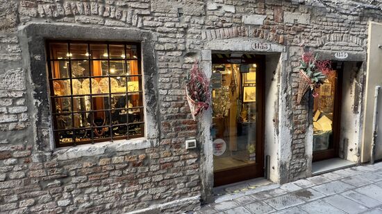 Die engen Gassen beherbergen viele interessante Geschäfte.