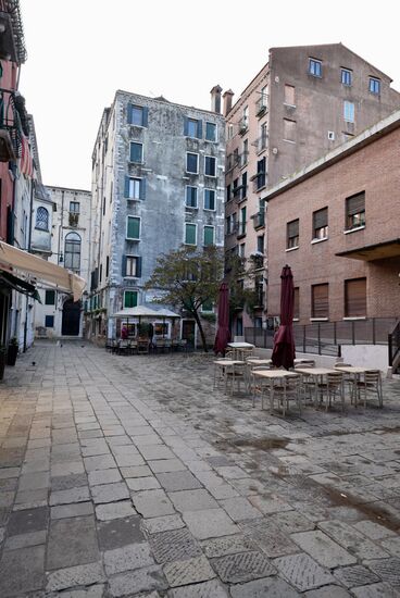 Hier ist kaum noch etwas los. Wir sehen einige Restaurants, in den jüdische Bewohner zu Mittag essen und wir sehen wir viele Uniformierte, die das Viertel überwachen.