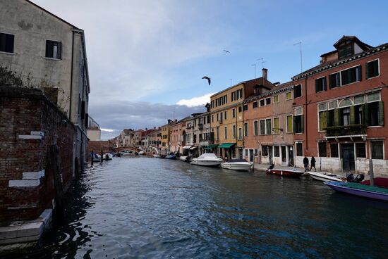 Beschauliche Kanäle mit kleinen Geschäften und Restaurants links und rechts.