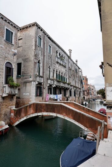 Wir lassen uns durch die Gassen und über die Brücken treiben. Es ist so faszinierend.