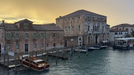 Der Tag geht zur Neige, die Sonne geht langsam unter und es kündigt sich Regen an, trotzdem nehmen wir die nächste Fähre nach Murano