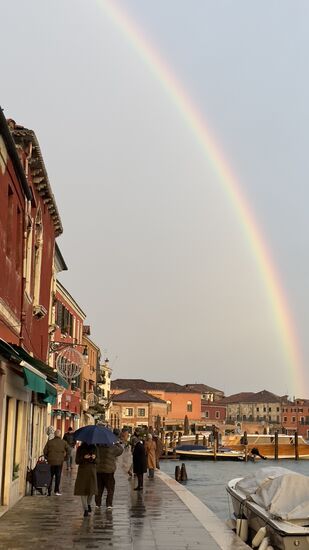 Hier auf Murano ist dann der Regen auch da. Begleitet von einem sehr schönen Regenbogen. Wir gehen weiter, der Regen ist zu verkraften.