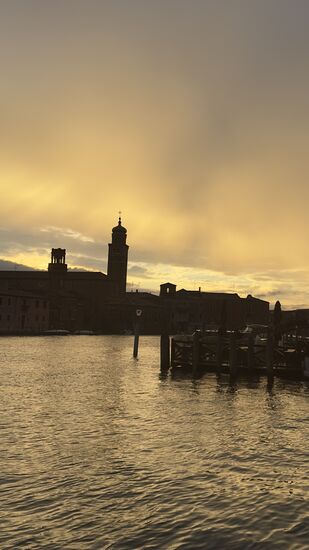 Wie ein Scherenschnitt ist der Kirchturm von Murano