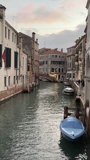 Wir haben die Gassen und Kanäle fast für uns. Hierher kommen fast ausschließlich Einheimische und wenig Touristen.