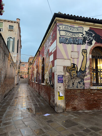 Auf dem Wege zurück zum Hotel kommen wir an diesem buntem Gebäude vorbei. Es ist ein Event-Zentrum.