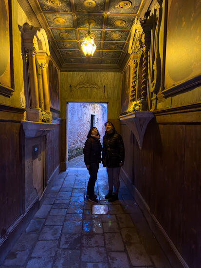 Auf dem Weg zum Essen entdecken wir In einer der vielen engen Gassen diesen Durchgang - es sieht aus, wie ein Altarraum.