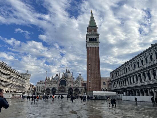 Wir haben heute Morgen Sonnenschein und einen tollen Wolkenhimmel--Venedig wird von den Italienern auch "Serenissima"--"Die Heitere" genannt!