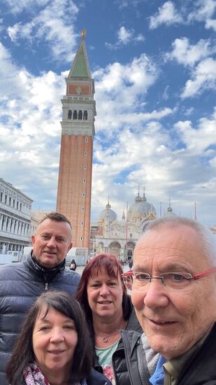 Bei so gutem Wetter kann die Laune nur gut sein. Für den Nachmittag ist Regen angesagt, darum machen wir uns auf den Weg um Venedig etwas kennenzulernen.