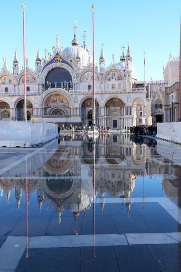 Diese Aufnahme hat Thomas während des Workshops in der letzten Woche auf dem Markusplatz gemacht und es zeigt "Aqua Alta", das jährliche winterliche Hochwasser in Venedig. Es tritt immer auf, wenn starke Flut ist und der "Scirocco"-Wind das Wasser in die Lagune und in die Stadt drückt. Dann steht die Stadt in großen Teilen unter Wasser, der Markusplatz ist nur in Gummistiefeln zu begehen und viele Häuser werden geflutet.