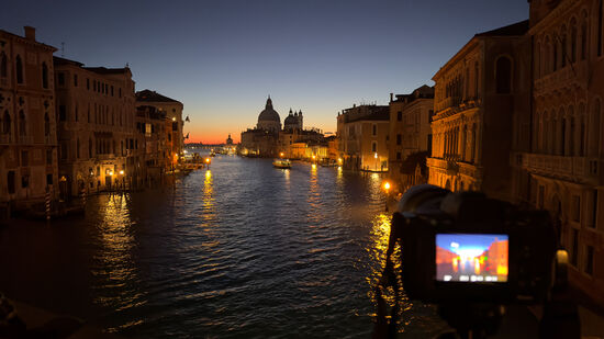 Diese Aufnahme ist auch in der letzten Woche entstanden. Heute war der Sonnenuntergang wenig spektakulär- eher grau als blau. Hier der Blick von der "Accademia-Brücke" in den Canal Grande.