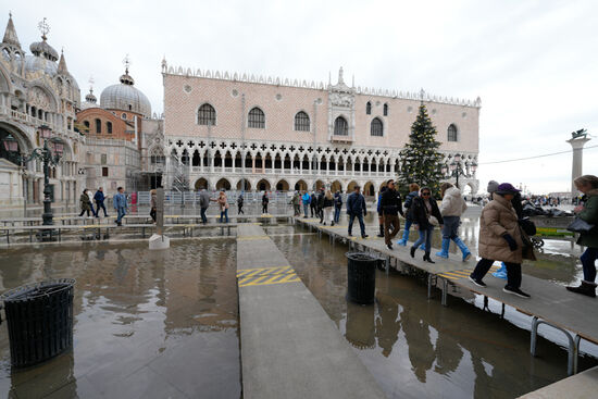 Wenn das Wasser in den Gassen und auf den Plätzen steht, müssen die Menschen über Stege laufen, um keine nassen Füsse zu bekommen. Auch dieses Bild von Thomas aus letzter Woche.