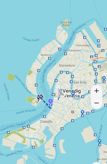 Die öffentlichen Verkehrsmittel sind hier die Wasserbusse. Dafür kann man Tageskarten für 25 Euro kaufen oder auch 3- oder 7- Tageskarten.
Wir fahren jetzt zur "Isla San Giorgio" - die Fahrt dauert nur wenige Minuten