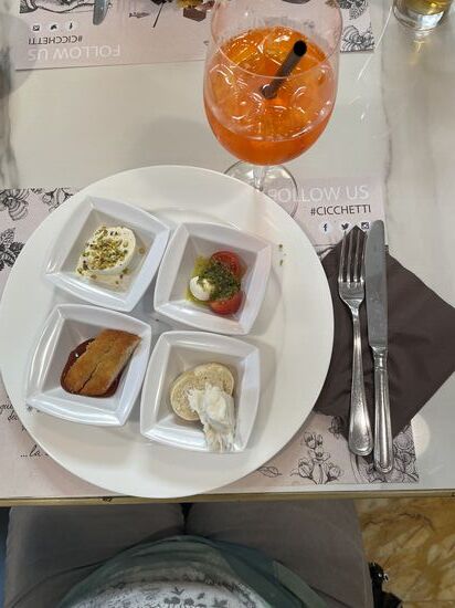 Für 14 euro gibt es einen Aperol und diese netten Ciccetti.
Ciccetti sind kleine Haeppchen, die aus lokalen Spezialitäten zubereitet werden