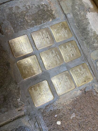 Michaela entdeckt diese Stolpersteine vom Künstler Gunter Demnig. Diese findet man auf der ganzen Welt. Er hat mehr als 100.000 dieser Steine höchstpersönlich auf der ganzen Welt verlegt.
Alle Steine gedenken der Opfer der NS-Zeit