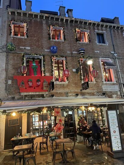 Ein Platz mit weihnachtlich dekoriertem Haus