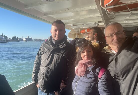 Was haben wir für ein Glück mit dem tollen Wetter! Es geht zur Insel "Burano" - die "Keksinsel" 