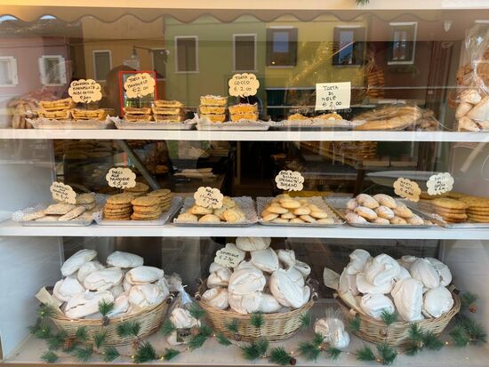 Für uns ist es die Keksinsel, weil Thalia hier in der Woche zuvor Kekse gekauft hat--die sie inzwischen verspeist hat und gerne noch welche hätte...so kaufen wir --direkt nach einer kurzen Erkundung der Insel - ein paar Tüten dieser Köstlichkeiten...