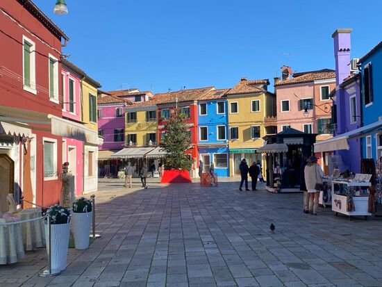 Markenzeichen dieser Insel: die vielen bunten Häuser...