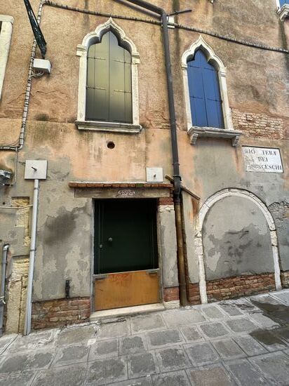 Auf dem Weg zurück ins Hotel sehen wir dieses Gebäude. Sehr viele Häuser haben diesen Schutz vor dem  Hochwasser, damit das Wasser nicht direkt in die Gebäude läuft.