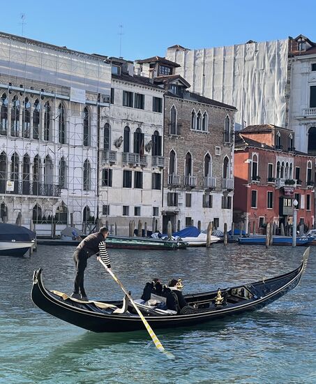 Anschließend machen wir eine Fahrt auf dem "Canale Grande"... aber nicht mit einer Gondel - Viel zu teuer -